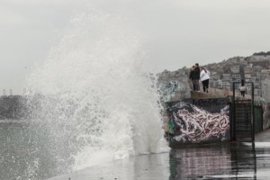 Κακοκαιρία: Σκάφη βγήκαν στη στεριά - Δέντρα έπεσαν από τον αέρα - Νέο έκτακτο δελτίο της ΕΜΥ [εικόνες]