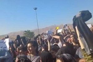 Κύμα οργής σαρώνει το Ιράν: 9 νεκροί στα επεισόδια μετά τον θάνατο της 22χρονης Αμίνι [βίντεο] - εικόνα 3