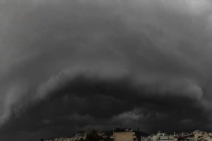 Ευρυτανία: Τεράστιος βράχος κατέρρευσε στη μέση του δρόμου - Από τύχη δεν υπήρξαν θύματα [εικόνες]