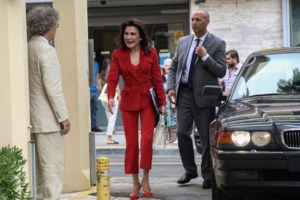 Η βόλτα της Γιάννας Αγγελοπούλου στη Σπιναλόγκα και στο Ηράκλειο για μπουγάτσα και ρακή