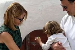 Εκλογές: Αγκαλιά με τον γιο του ψήφισε ο Βασίλης Κικίλιας - "Εκεί που σιωπούν όλοι"