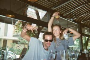 H Ελένη Μενεγάκη με δερμάτινο παντελόνι και μπότες -  Το απόλυτο total black look [εικόνες]