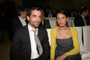 Η Αθηνά Οικονομάκου φόρεσε το απόλυτο ψηλόμεσο λευκό μπικίνι με ζώνη από το ίδιο ύφασμα και αγκράφα - εικόνα 4