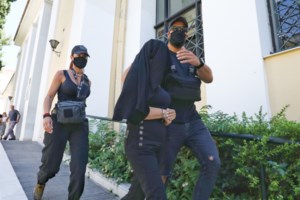 Επίθεση με βιτριόλι: "Μια συγγνώμη δεν έχει ζητήσει" - Το παράπονο της Ιωάννας που δεν μπορεί να κοιμηθεί από τους πόνους [Βίντεο] - εικόνα 3