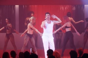 Σάκης Ρουβάς: Ο έξαλλος χορός και η απίστευτη ομοιότητα με τη 13χρονη κόρη του, Αριάδνη [βίντεο] - εικόνα 2