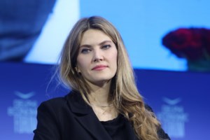 Η Εύα Καϊλή επέστρεψε στο Ευρωκοινοβούλιο - Περπάτησε στους διαδρόμους μαζί με την κόρη της - εικόνα 2