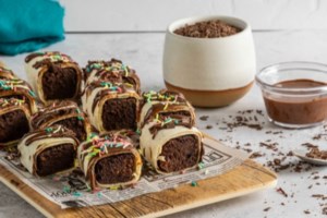 Η Γαλλία πήρε το ρεκόρ Γκίνες για τη μεγαλύτερη τούρτα Fraisier 121,88 μέτρων, από την Ιταλία [Εικόνες - Βίντεο]