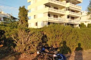 Τραγωδία στη Βούλα: Κόντρες φαίνεται πως έκαναν οι δύο μηχανές - Έτρεχαν δίπλα-δίπλα με μεγάλη ταχύτητα [εικόνες] - εικόνα 4