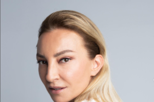 Η Ρούλα Ρέβη μας δείχνει τη μητέρα της: Οι δυσκολίες, η βοήθεια που ζητούσαν και η απίστευτη ομοιότητα - εικόνα 2