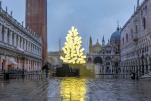 Πλημμύρισε η χριστουγεννιάτικη Βενετία: Ο Αη Βασίλης έκανε βόλτες με... φουσκωτό [εικόνες - βίντεο] - εικόνα 5