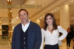 Παντρεύτηκαν στην Πλάκα η Δήμητρα Ματσούκα και ο Πέτρος Κόκκαλης: Το ρομαντικό μακρυμάνικο νυφικό - εικόνα 7