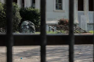 Πορεία Πολυτεχνείου: Διχάζει τους συνταγματολόγους η απαγόρευση - Αλιβιζάτος και Μανιτάκης υπέρ, διαφωνεί ο Χρυσόγονος