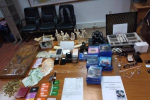 Βίντεο - ντοκουμέντο: Kαρέ - καρέ η εισβολή τριών διαρρηκτών σε καφετέρια στη Χαλκίδα - εικόνα 2