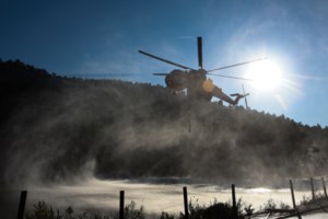 Τρείς νεαροί συνελήφθησαν για εμπρησμό από πρόθεση, στο Πέραμα- Εβαζαν φωτιά με αναπτήρα σε ξερά χόρτα