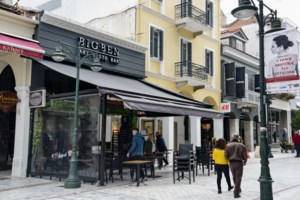 Κορονοϊός - Σαντορίνη: Μπήκαν τα πρώτα πλεξιγκλάς και αντισηπτικά σε ξαπλώστρες σε beach bar [εικόνα-βίντεο]