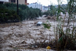 Πλημμύρες στην Κρήτη: Καρέ καρέ η διάσωση γυναίκας από τα ορμητικά νερά [βίντεο]