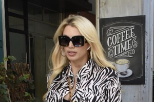 Κωνσταντίνα Σπυροπούλου: Με πατερίτσες η παρουσιάστρια - Η νέα ατυχία που τη χτύπησε [Εικόνες] - εικόνα 2