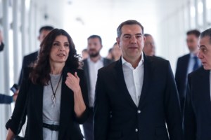 Στο πλευρό του Αλέξη Τσίπρα η Πόπη Τσαπανίδου - Η εμφάνιση στην Κεντρική Επιτροπή του ΣΥΡΙΖΑ  [εικόνες]