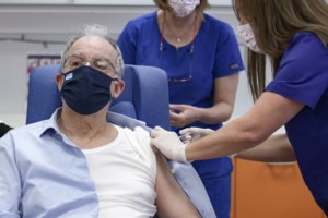 Κορονοϊός: Εμβολιάστηκε ο Γιάνης Βαρουφάκης - "Νιώθω όμως ντροπή..." [Εικόνες - Βίντεο]