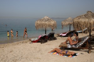 Γαλλία: Επιτρέπεται το μπάνιο, όχι όμως και η ηλιοθεραπεία -  96 νέοι θάνατοι σημειώθηκαν χθες