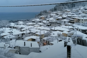 Κακοκαιρία "Διομήδης": Διακόπηκε η κυκλοφορία σε τμήμα της λεωφόρου Πάρνηθος λόγω παγετού