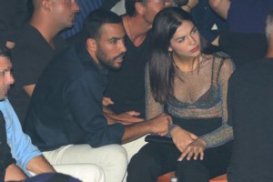 Μελίνα Νικολαΐδη: Στιλάτη στο Μιλάνο με στενό τζιν με σκισίματα, cowboy μπότες και μπλέιζερ μετά την εκκαθάριση στο instagram - εικόνα 8