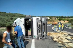 Ανατροπή νταλίκας στην Αθηνών - Κορίνθου: Γέμισε με... μπύρες το οδόστρωμα [βίντεο]