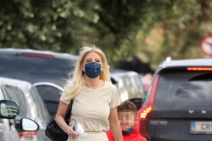 Σταματίνα Τσιμτσιλή: Φoρά το απόλυτο φόρεμα του καλοκαιριού και μας θυμίζει ‘90s εποχές [εικόνες]