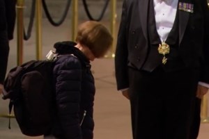 Κηδεία Ελισάβετ: Εξόργισε τους Γάλλους η... τουριστική εμφάνιση Εμανουέλ και Μπριζίτ Μακρόν με αθλητικά παπούτσια - εικόνα 3