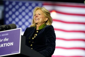 Αιφνιδίασε τους πάντες ο Τζο Μπάιντεν: Σταμάτησε, έκοψε μια πικραλίδα και την πρόσφερε στην Τζιλ [Εικόνες]