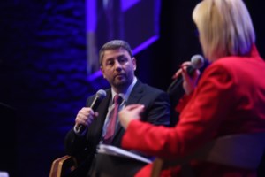 Σκληρές κόντρες στη Βουλή για τον Τριαντόπουλο: "Είστε υποκριτές, θέλετε να κάνετε σόου" - "Μπαζώνετε την υπόθεση του μπαζώματος"