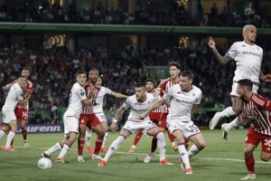 Ολυμπιακός - Φιορεντίνα: Οπαδός των "βιόλα" υπέστη καρδιακό επεισόδιο μέσα στην Οpap Arena - Χρειάστηκε απινιδωτή