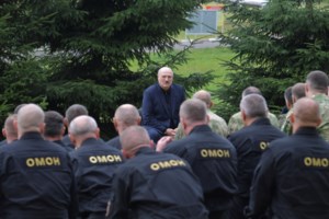 Απίστευτη ειρωνεία Λουκασένκο: Κόβει ξύλα μπροστά στην κάμερα "για να μην πεθάνουν οι Ευρωπαίοι από το κρύο" [βίντεο] - εικόνα 3