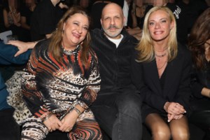 Ζέτα Μακρυπούλια: Με τζιν και πλεκτό στο πιο ''hot'' χρώμα της άνοιξης [εικόνες]