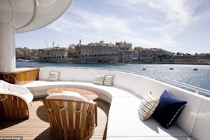 Ουκρανία: Οι Ρώσοι ολιγάρχες "φυγαδεύουν" τα πανάκριβα γιοτ τους στις Μαλδίβες - Φοβούνται τις κατασχέσεις