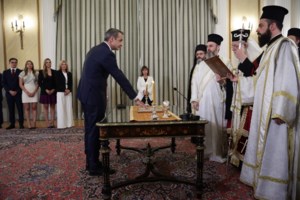 Η σπάνια εμφάνιση του Κυριάκου Μητσοτάκη και με τις τρεις αδερφές του: Συγκίνηση, χαμόγελα και αγκαλιές [Εικόνες]