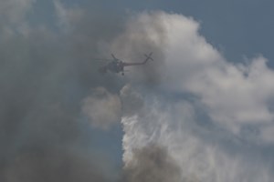 Φωτιά Νέα Πέραμος: Αναγκαστική προσθαλάσσωση πυροσβεστικού αεροσκάφους [Εικόνες, βίντεο]