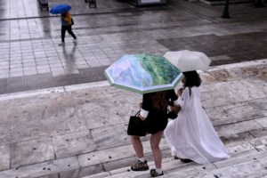 Δυνατές μπόρες στα βόρεια προάστια της Αττικής - Ποιες περιοχές πλήττονται, η πρόγνωση του καιρού