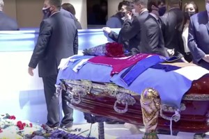 Φρίκη: Υπάλληλοι γραφείου τελετών έβγαλαν selfie με τον νεκρό Μαραντόνα [Εικόνες]