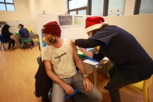 Βρετανία: Με συνταξιούχους εκπαιδευτικούς η επιστροφή στα θρανία εξαιτίας της Όμικρον - εικόνα 2