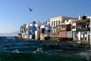 Αυξημένη κίνηση στο λιμάνι του Πειραιά - "Καθημερινά 400 άτομα δεν ταξιδεύουν γιατί δεν έχουν τα απαραίτητα έγγραφα"