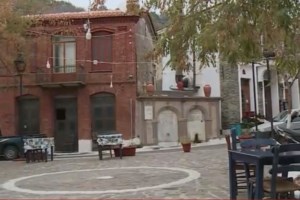 Λέσβος: Στο χείλος του γκρεμού αμάξι με τη μητέρα και τα τρία παιδιά - Κρέμονταν από τις ζώνες ασφαλείας