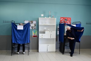 Εκλογές 2023: Νεόνυμφο ζευγάρι στην Κηφισιά πήγε να ψηφίσει αμέσως μετά το γαμήλιο γλέντι [βίντεο]