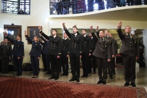 Η πρωταθλήτρια στη σκοποβολή Άννα Κορακάκη ορκίστηκε Ανθυποσμηναγός στην Πολεμική Αεροπορία: "Να τιμώ την γαλανόλευκη" - εικόνα 2