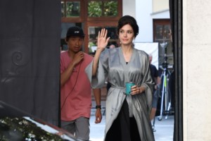 Αντζελίνα Τζολί: Έφερε το παλιό Χόλιγουντ στο κόκκινο χαλί - Η εμφάνιση με τον γιο της που έδειξε τις ουλές του μετά το τρομακτικό ατύχημα - εικόνα 2