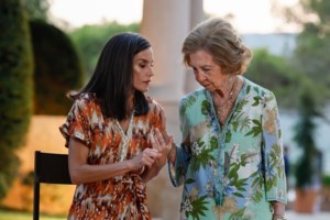 Η αμηχανία της Λετίσια: Ο Φελίπε αγκαζέ με τη μητέρα του βασίλισσα Σοφία, αγνοώντας τη σύζυγό του - εικόνα 6