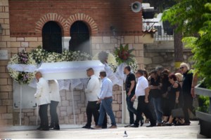 Οδυσσέας Σταμούλης: Αβάσταχτος ο πόνος στο μνημόσυνο του γιού του που πνίγηκε στους Φούρνους - Απαρηγόρητη η πρώην σύζυγός του - εικόνα 9