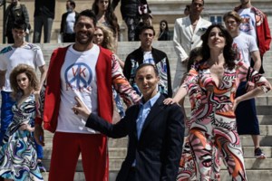 Βασίλειος Κωστέτσος για επίθεση στο Σύνταγμα: Ένα μπουκάλι μου ήρθε στο κεφάλι και έπεσα με τα μούτρα [Βίντεο] - εικόνα 3