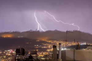 Έφτασε η κακοκαιρία EVA: Ποιες περιοχές θα σαρώσουν καταιγίδες και κεραυνοί - Σαββατοκύριακο με "112"