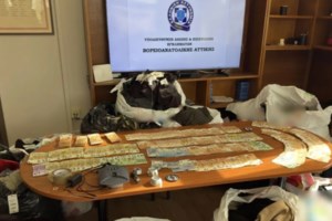 Έκλεβαν ρούχα στην Αθήνα και τα πωλούσαν στην Αλβανία: Καρέ - καρέ πώς η σπείρα "ξάφριζε" τα καταστήματα - εικόνα 3